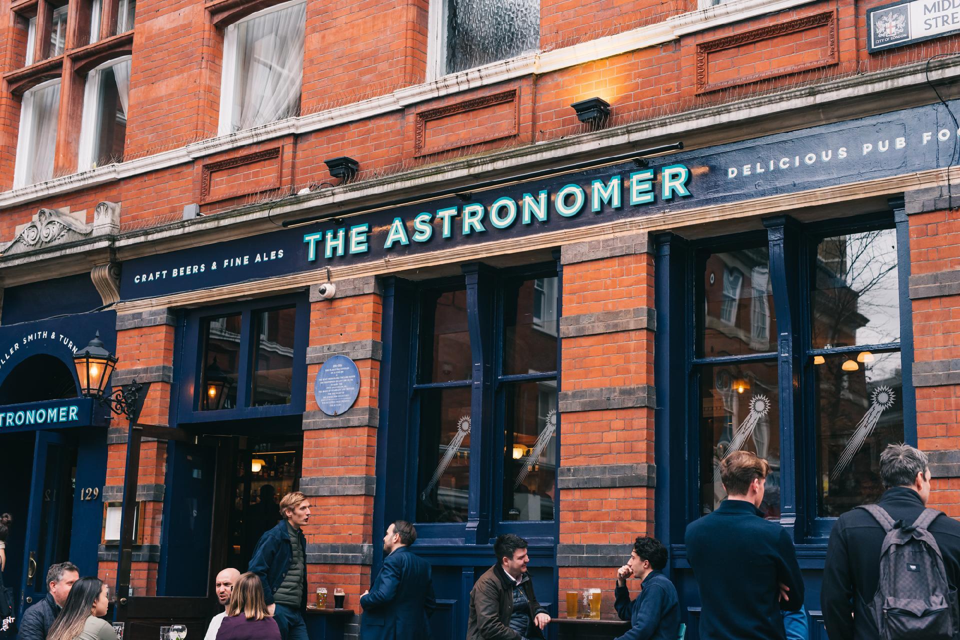 Classic London pub on Middlesex Street